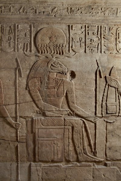 Relief auf einem Schrein, errichtet von Pharao Taharqa im Hof des Tempels von Amun in Kawa, Nubien, 25. Dynastie, Spätzeit, 690-64 v. Chr. (Detail) von Egyptian 25th Dynasty